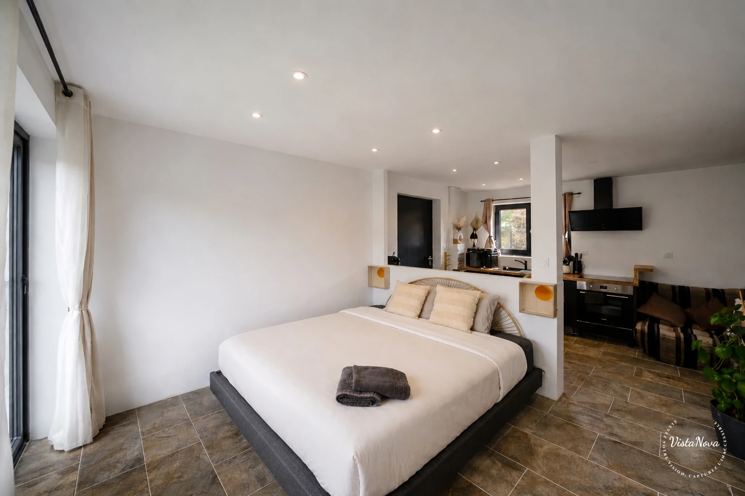 Intérieur HD — Chambre design, lit blanc & kitchenette ouverte