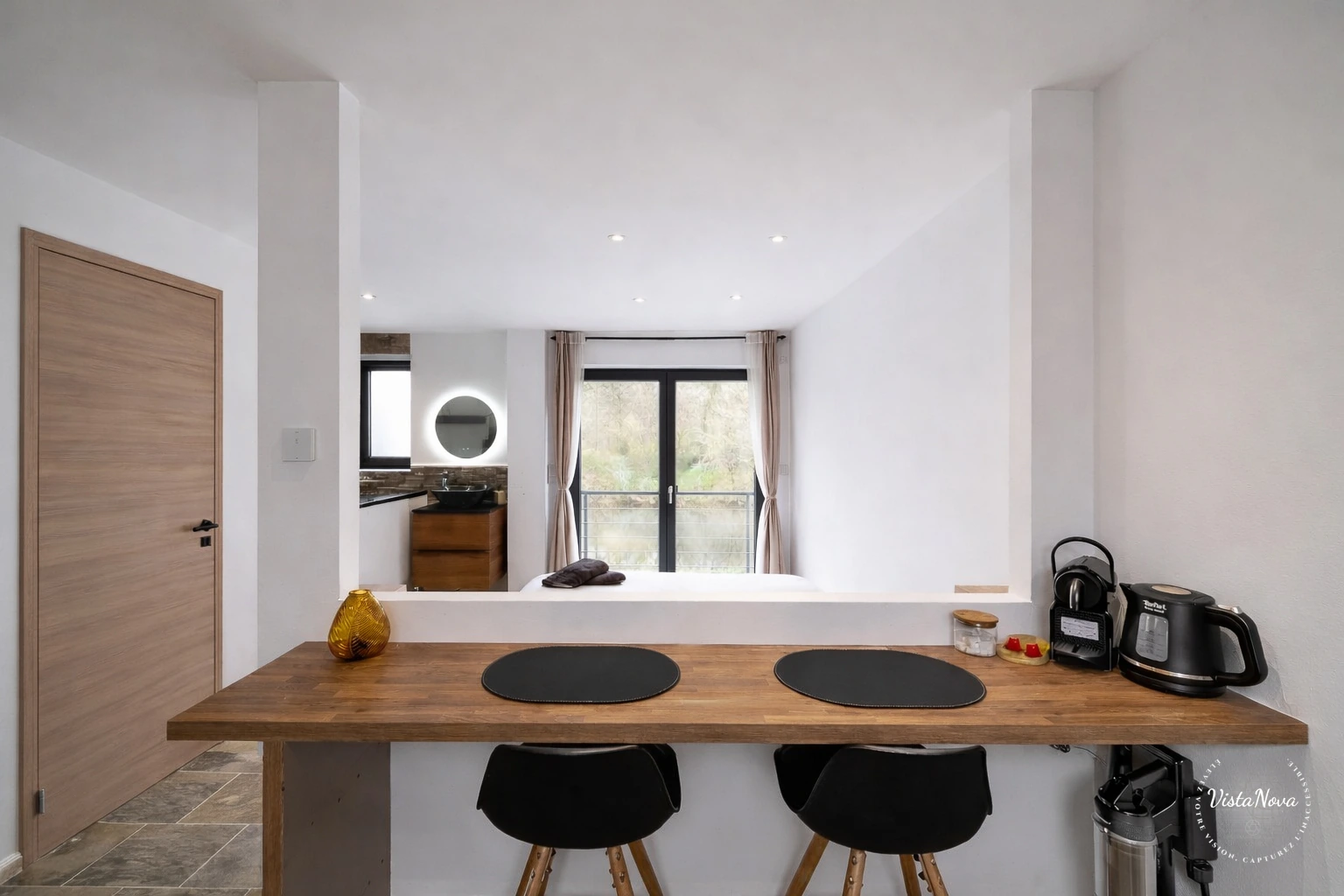 Intérieur HD — Coin repas, salle d'eau ronde miroir LED