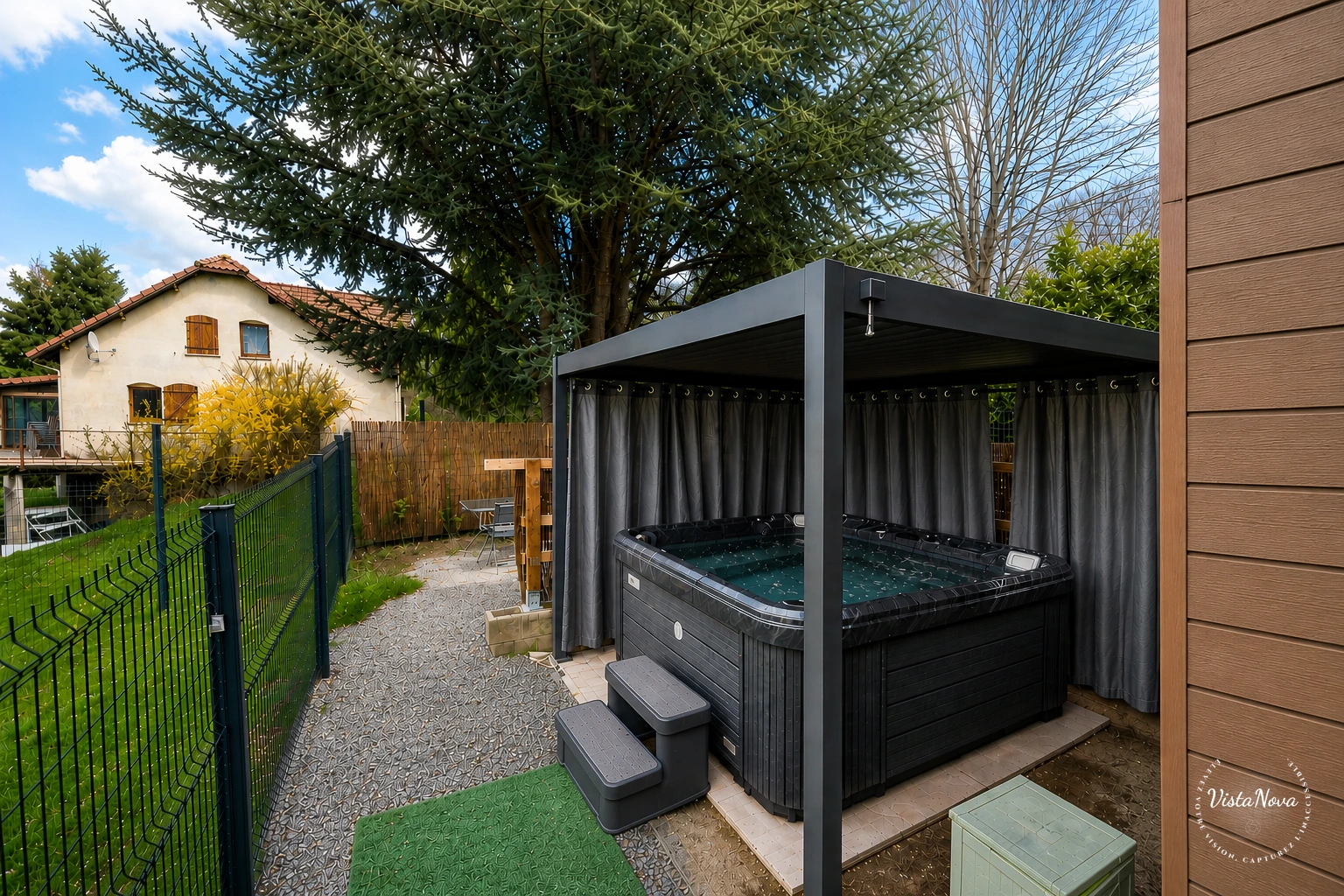 Extérieur HD — Pergola jacuzzi en lumière naturelle