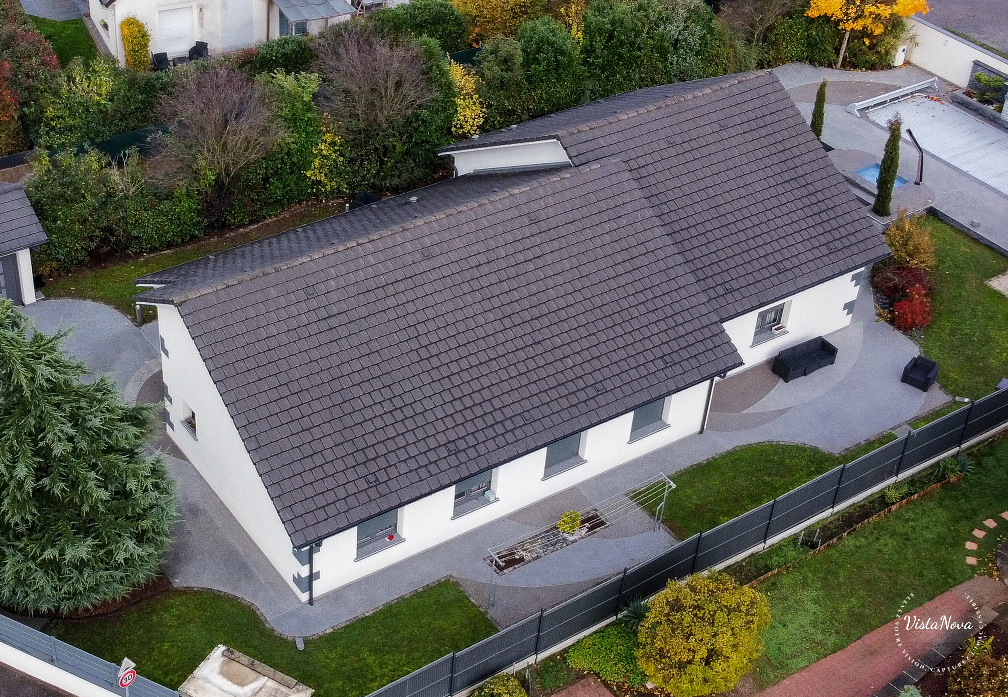 Drone — Vue plongeante toit ardoise et jardin