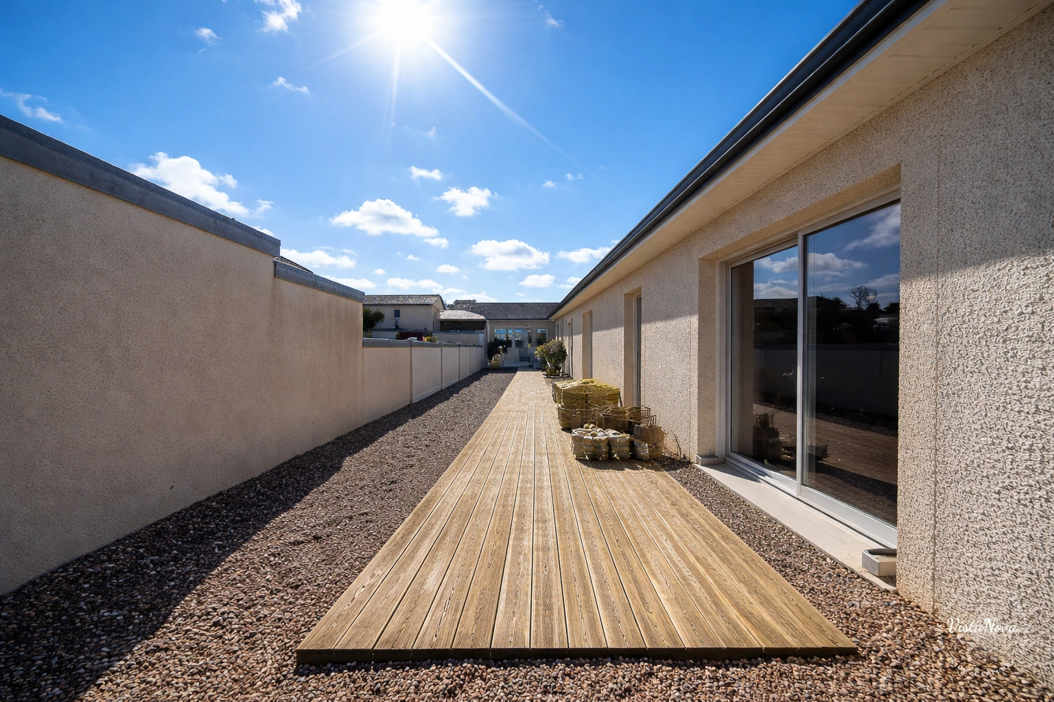 Extérieur HD — Terrasse bois contre-jour, soleil maîtrisé