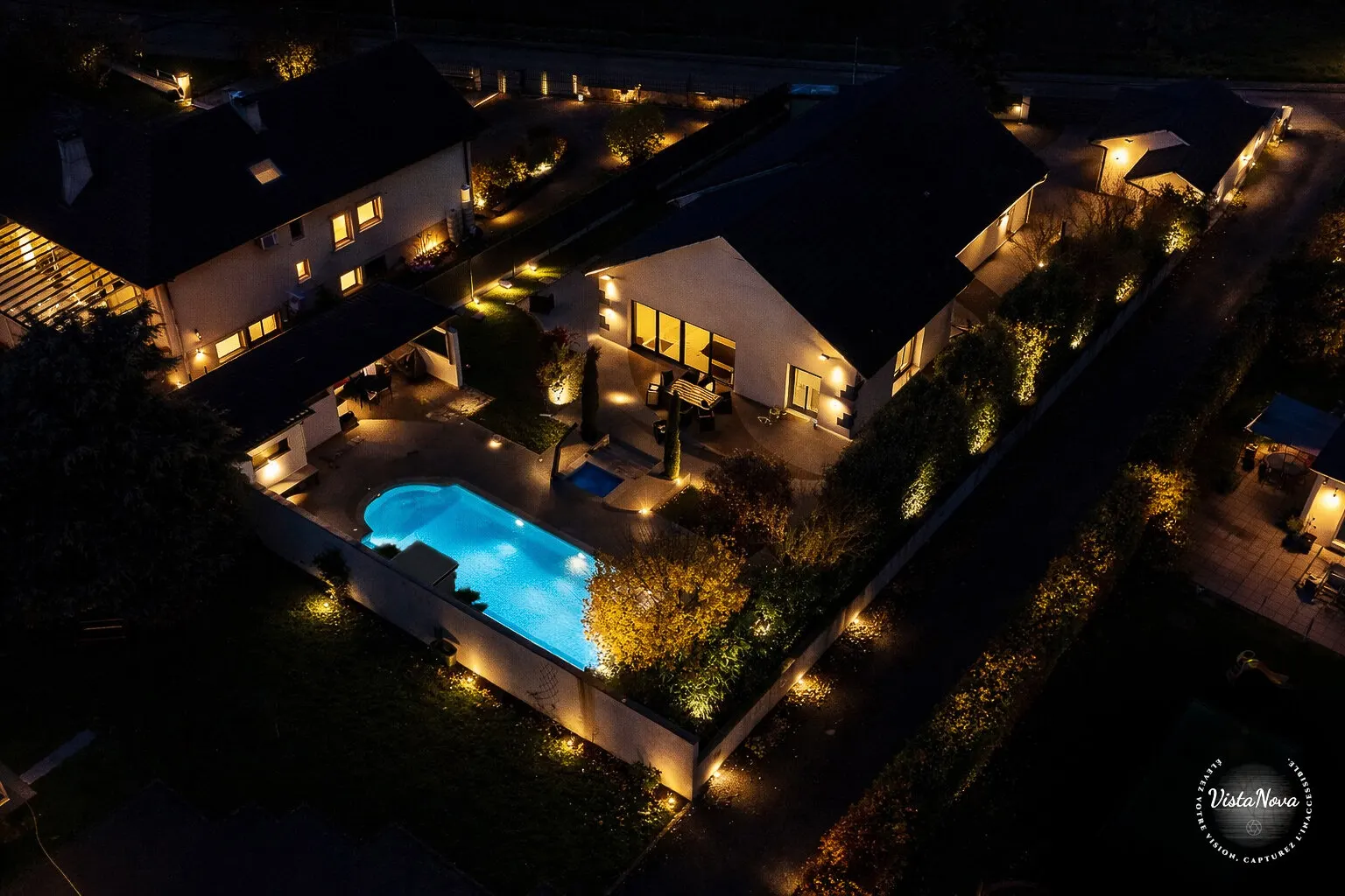Piscine illuminée la nuit